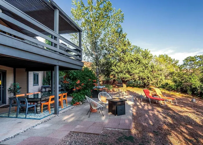 Outdoor Entertaining Space: Sedona Mtn-View Home
